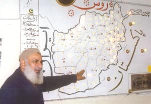 احد القادة الافغان يشير الى اماكن الالتحام بين المجاهدين الافغان والروس﻿