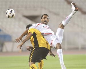 العجمي بكرة مشتركة مع لاعب السويق	هاني الشمري﻿