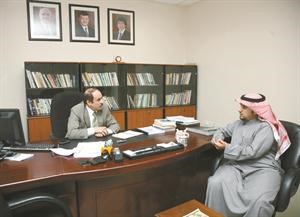 دحلمي ساري متحدثا للزميل فهد الدوسري﻿