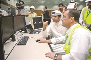 دبدر الشريعان يستمع لشرح حول عمل المحطة﻿