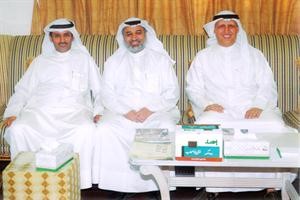 خليل الشطي متوسطا عبدالعزيز الصبيحي وعلي العدواني
