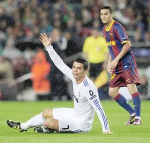 نجم ريال مدريد كريستيانو رونالدو يعترض على حكم المباراة 	افپ﻿
