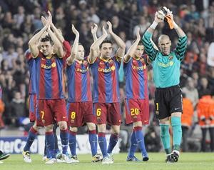 افراح لاعبي برشلونة فالديز وافيلاي وتشافي وانييستا وفيا بالتاهل لنهائي دوري ابطال اوروبا 	اپ﻿