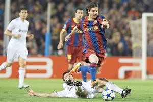 نجم برشلونة ليونيل ميسي يواصل ابداعه وامتاعه في مباريات الكلاسيكو ويتخطى الونسو في احدى الهجمات	 افپ﻿