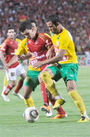 مهاجم الاهلي امير سعيود يحاول تخطي مدافع الجونة﻿