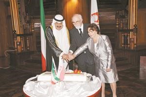 خالد الجارالله يشارك السفير الپولندي قطع كعكة الحفل
