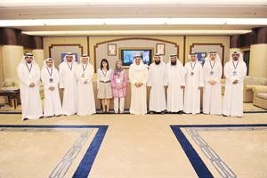 الرئيس جاسم الخرافي متوسطا موظفي ادارة التدريب التابعة لقطاع التطوير الاداري لامانة مجلس الامة﻿