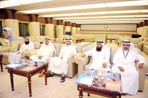 الرئيس الخرافي ومرزوق الغانم اثناء استماعهما لشرح عن خطة التطوير امس﻿