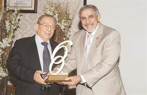 دحسن سعادت يقدم درع نظاراتي حسن الى دهلال الساير﻿