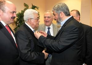 رئيس السلطة الفلسطينية محمود عباس وحديث جانبي اثناء الاحتفال مع رئيس المكتب السياسي لحماس خالد مشعل في القاهرة امس رويترز ﻿