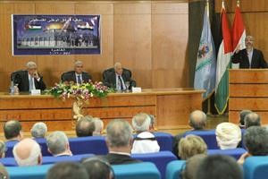 رئيس المكتب السياسي لحركة حماس خالد مشعل ملقيا كلمته خلال الاحتفال بالتوقيع على اتفاق المصالحة ورئيس السلطة الفلسطينية محمود عباس ينصت لحديثه	افپ﻿
