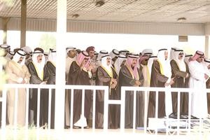 صاحب السمو الامير الشيخ صباح الاحمد وسمو ولي العهد الشيخ نواف الاحمد والشيخ فيصل السعود وسمو رئيس مجلس الوزراء يتقدمون المصلين على جثمان المغفور له الشيخ خالد الاحمد كرم دياب