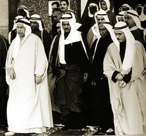 الشيخ خالد الاحمد متوسطا الامير الراحل الشيخ عبدالله السالم والامير الراحل الشيخ صباح السالم رحمهم الله