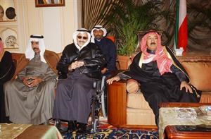 المغفور له الشيخ خالد الاحمد مع صاحب السمو الامير الشيخ صباح الاحمد والشيخ سالم الصباح رحمه الله اثناء اجتماع دار سلوى عام 2006
