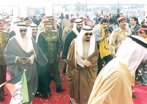 الشيخ خالد الاحمد رحمه الله مع سمو الامير الراحل الشيخ جابر الاحمد رحمه الله في احدى المناسبات