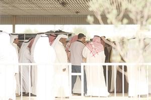 جثمان الفقيد الراحل الشيخ خالد الاحمد على الاكتاف الى مثواه الاخير