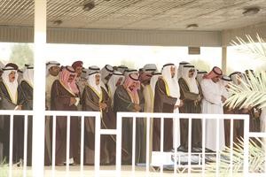 صاحب السمو الامير الشيخ صباح الاحمد وسمو ولي العهد الشيخ نواف الاحمد والشيخ فيصل السعود وسمو رئيس مجلس الوزراء يتقدمون المصلين على جثمان المغفور له الشيخ خالد الاحمد كرم ذياب
