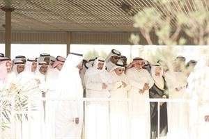 المشيعون يصلون على جثمان الفقيد
