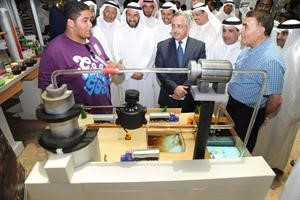 دعبدالرزاق النفيسي خلال جولة له في المعرض
