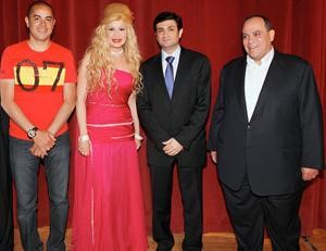وزير الثقافة اللبناني سليم وردة مع كارول سماحة وبعض من فريق عمل مسلسل الشحرورة﻿