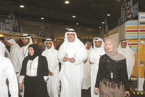 الفهد والفيلكاوي يتجولان في المعرض