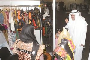 الفهد يستمع الى شرح من احد المشاركين بالمعرض
