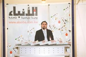 محمد خليل في جناح الانباء بالمعرض 