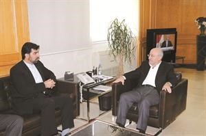 الوزير غازي العريضي مستقبلا السفير الايراني في لبنان غضنفر ركن ابادي 	محمود الطويل﻿