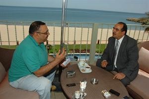 محمود الاحوازي متحدثا للزميل اسامة دياب
