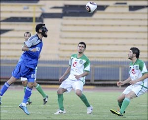 المقنع عادل توفيق صاحب الهدف الوحيد للشباب على العربي يحول كرة راسية