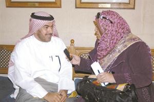 علي الدقباسي اثناء حديثه للزميلة هناء السيد ناصر عبدالسيد
