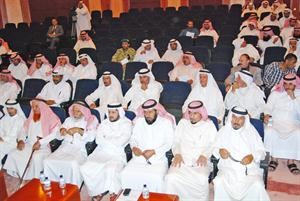 الحضور يتابعون القرعة