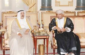 صاحب السمو الامير الشيخ صباح الاحمد مستقبلا مبعوث السلطان قابوس بن سعيد صاحب السمو حارب بن ثويني ال سعيد