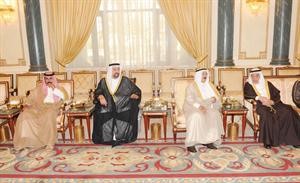 صاحب السمو وسمو ولي العهد وسمو الشيخ سالم العلي خلال استقبال مبعوث العاهل البحريني الشيخ محمد بن مبارك ال خليفة