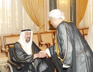 مبعوث السلطان قابوس معزيا سمو الشيخ سالم العلي