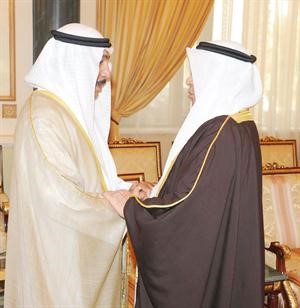 مبعوث عاهل البحرين معزيا الشيخ جابر العبدالله