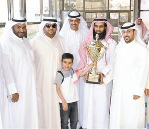 عمر النصف يسلم الكاس لعميد اسطبل الوقيان﻿