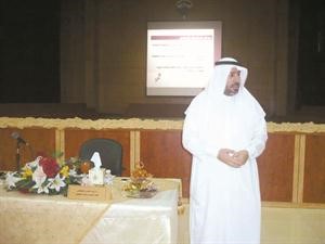 دعبدالمحسن القحطاني متحدثا في الورشة