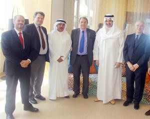 الشيخ مبارك العبدالله ودريتشارد شينز مع بعض رجال الاعمال﻿