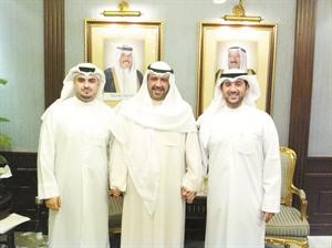 الشيخ احمد الفهد مكرما المخترع صادق قاسم وشريكه عبدالله مراد﻿