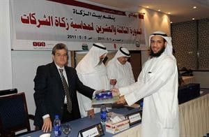 احد المشاركين يتسلم تكريمه﻿