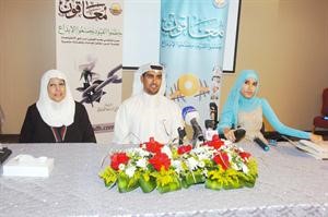 سعاد الفارسي والعنود الحربي وعريف الحفل خلال الاعلان عن صدور الكتاب 	قاسم باشا﻿