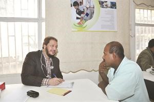 معاينة احد المرضى﻿