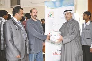 تسليم الاجهزة الطبية لاحد المرضى﻿
