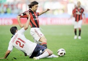 نجم وسط ميلان اندريا بيرلو يمر من مدافع بولونيا شروبين في مباراة الاسبوع الماضي	افپ﻿