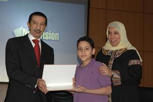 احد المتفوقين يتسلم شهادته 	كرم ذياب﻿