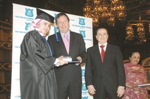 السفير البريطاني وابراهيم شحيبر يكرمان احدى الطالبات﻿