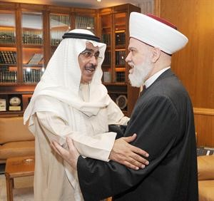 مفتي لبنان دمحمد رشيد قباني مستقبلا نائب رئيس التحرير الزميل عدنان الراشد في دار الفتوى محمود الطويل