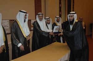دمبارك الهاجري مكرما احد المتفوقين 	محمد ماهر﻿