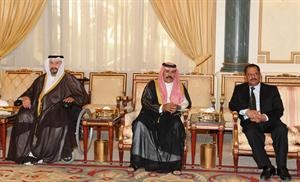 سمو ولي العهد الشيخ نواف الاحمد خلال لقائه رئيس الوزراء اليمني دعلي مجور﻿